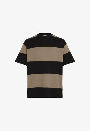 Triibuline T-särk pruunis ja mustas toonis, lühikeste varrukatega, ümara kaelusega, valmistatud pehmest materjalist, millel on erineva laiusega horisontaalsed triibud.