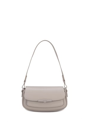 Petit sac à épaule en cuir taupe avec fermeture à rabat et bandoulière ajustable, avec des détails de couture subtils et une fermeture métallique.