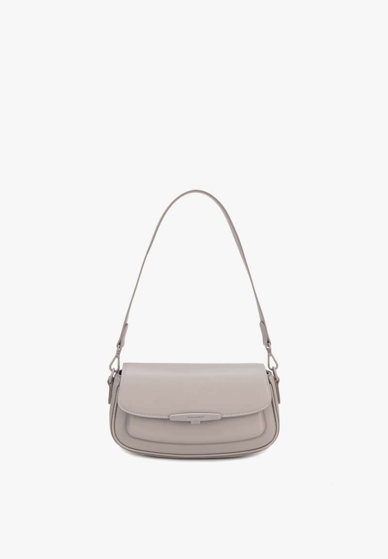 Petit sac à épaule en cuir taupe avec fermeture à rabat et bandoulière ajustable, avec des détails de couture subtils et une fermeture métallique.