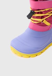 Bunter wasserdichter Stiefel mit lila Gummifuß, pinkem Obermaterial, gelben Akzenten, profilierter Sohle und verstellbaren Schnürsenkeln für sicheren Halt.