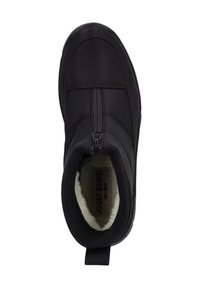 Czarny but z gładką, syntetyczną cholewką, bocznym zamkiem błyskawicznym i miękkim, kremowym wyściółkiem. Posiada pętlę na języku na pięcie.