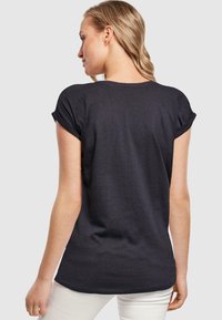 Merchcode BLA COMIC EXTENDED SHOULDER TEE - Marškinėliai su spaudiniu - navy
