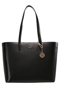 Czarna torba tote wykonana z teksturowanego materiału syntetycznego, charakteryzująca się eleganckim designem, długimi uchwytami oraz złotym brelokiem z logo.