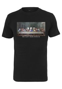 Camiseta negra con un gran gráfico colorido de "La Última Cena" y el texto "NO PUEDES SALIR CON NOSOTROS" en la parte inferior.