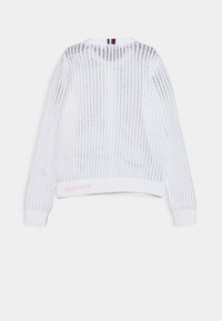 Suéter blanco de punto con un diseño de malla suelta. Presenta mangas largas, puños acanalados y un logo bordado rosa en el dobladillo.