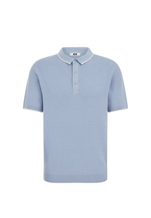 Hele sinine lühikeste varrukatega kootud polosärk, millel on tekstuuriga muster, kolmekümmend nööbiga plakeet ja valge ääris krae ning varrukaservade ümber.