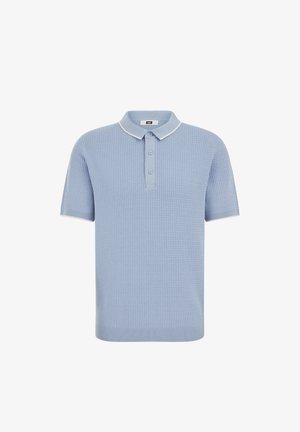 Lichtblauw gebreid poloshirt met korte mouwen, met een gestructureerd patroon, drie knoopsluiting en witte bies op de kraag en mouwzomen.