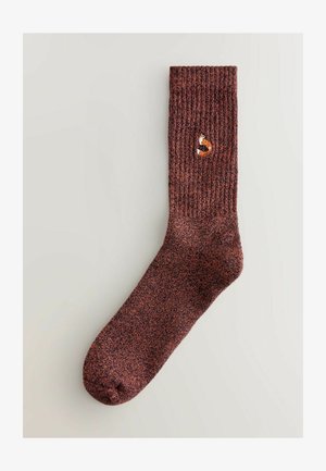 Barna bordás zokni, kis hímzett rókatervvel. Az anyaga enyhén bolyhos, megerősített lábujjrész a tartósság érdekében.