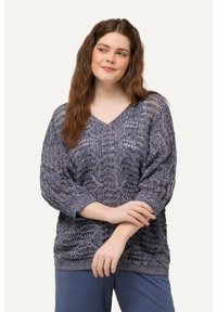 Strickpullover in Marineblau mit V-Ausschnitt und lockerer Passform. Verfügt über ein kunstvolles offenes Strickmuster und Dreiviertelärmel. Strukturiertes Finish.