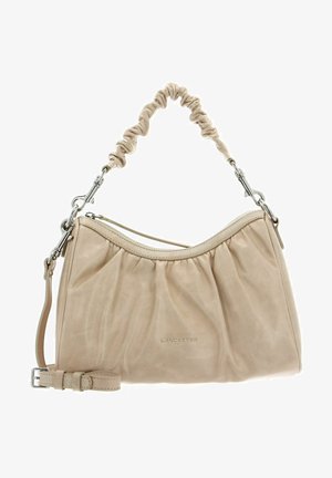 Sac à main en cuir beige avec texture froncée, quincaillerie argentée, sangle réglable et un sommet arrondi. Nom de la marque "Lancaster" embossé à l'avant.