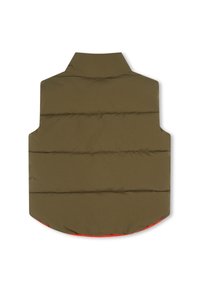 Gilet rembourré vert olive avec un col haut, présentant un matelassage horizontal et une doublure orange vif à l' ourlet.