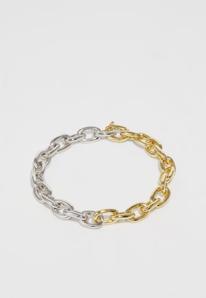 Silber- und goldfarbener metallischer Gliederarmreif mit abwechselnden ovalen und runden Gliedern, in einem glatten, polierten Finish.