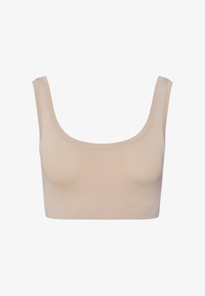 Crop top in un beige chiaro elasticizzato, con spalline larghe, scollatura a forma di barca e texture liscia. Nessun hardware o motivo visibile.