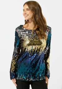 Top de lentejuelas con escote redondo, mangas largas y un patrón degradado en negro, dorado, azul verdoso y azul. Superficie brillante y texturizada.