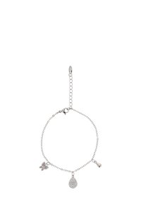 Bracciale in argento con tre charm: una farfalla, un pendente a goccia con pietre trasparenti e una goccia liscia. Lunghezza regolabile con chiusura.
