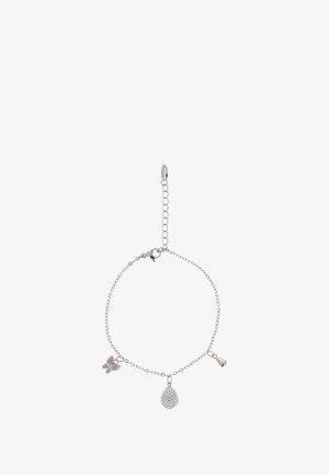 Zilveren kettingarmband met drie bedels: een vlinder, een druppelvormige hanger met heldere stenen en een gladde druppel. Verstelbare lengte met sluiting.