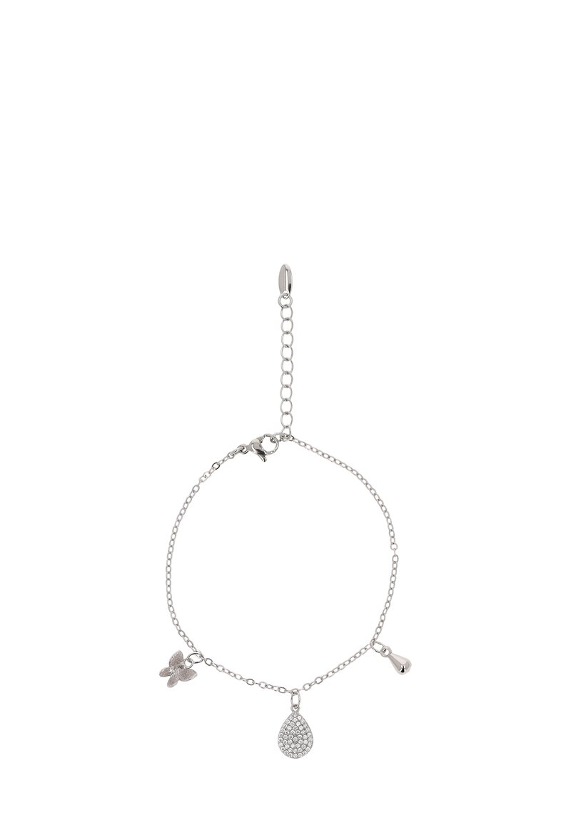 Bracciale in argento con tre charm: una farfalla, un pendente a goccia con pietre trasparenti e una goccia liscia. Lunghezza regolabile con chiusura.