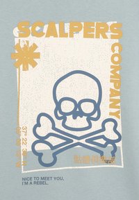 Camiseta de color azul claro con un gran gráfico de skull y huesos cruzados en azul oscuro, con texto dorado que dice "SCALPERS COMPANY" y un eslogan.