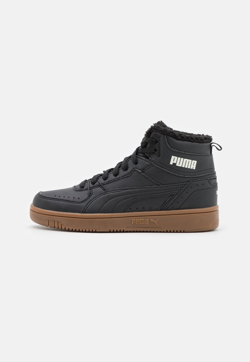 Czarne sneakersy za kostkę wykonane ze skóry, z futrzanym kołnierzem, posiadające gumową podeszwę w kolorze gumy oraz białe logo Puma z boku.