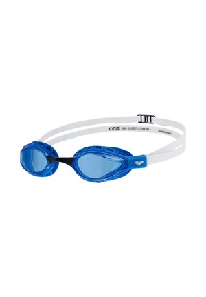 Gafas de natación azules con una correa transparente y ajustable. Las lentes son tintadas, con un puente negro que las conecta y detalles texturizados en los lados.