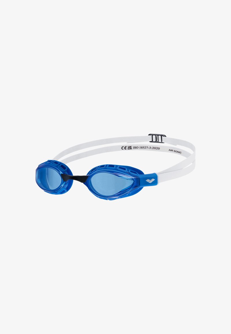 Lunettes de natation bleues avec une sangle transparente réglable. Les verres sont teintés, avec un pont noir reliant les deux et des accents texturés sur les côtés.