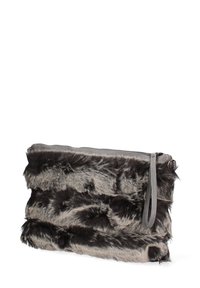 Borsa a pochette in pelliccia sintetica con motivo a righe grigio scuro e grigio chiaro, chiusura con zip e un cinturino da polso in pelle grigia. Superficie testurizzata.