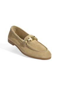 Beige suède loafers met een ronde neus, decoratieve gouden accenten en contrasterende stiksels. Platte rubberen zool met een gladde textuur.
