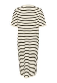 Robe rayée jusqu'aux genoux en crème et noir, avec des manches courtes, un col rond, et une texture côtelée sur toute la surface.