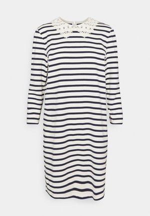 Robe à manches longues rayée horizontale bleu marine et blanche avec un col rond et des détails en dentelle florale blanche.