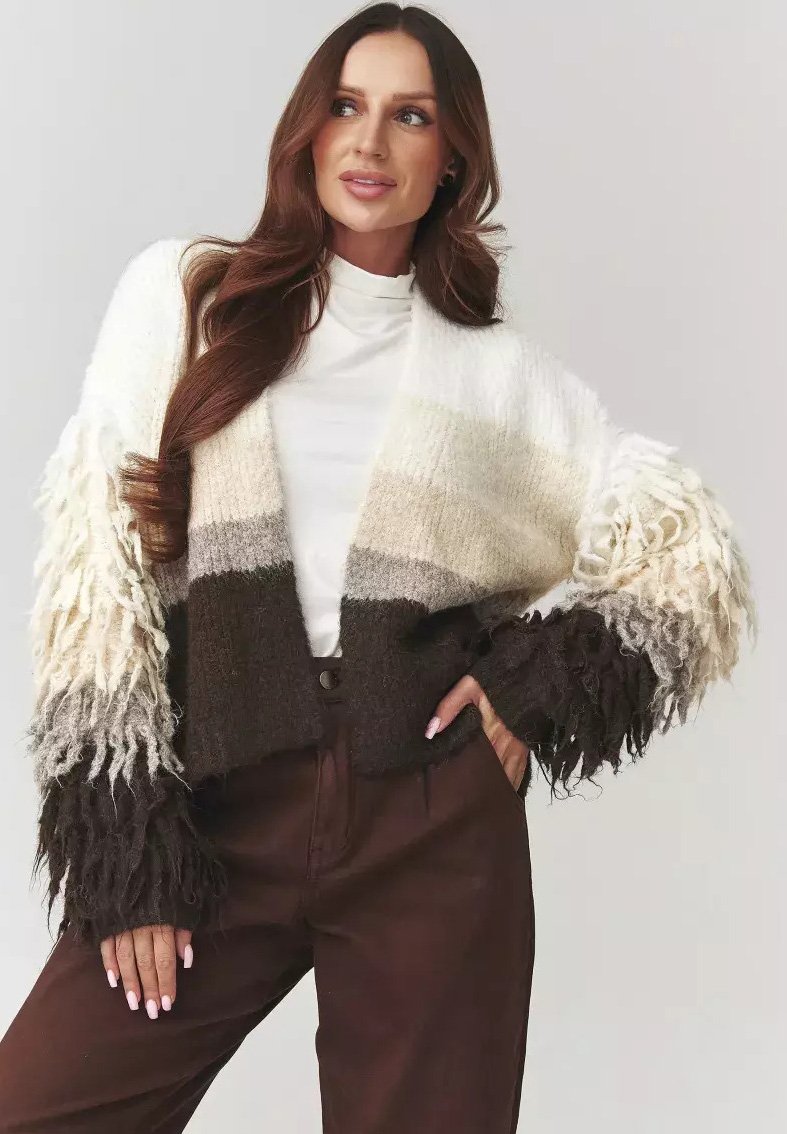 Sweter na szydełku w beżowo-brązowym ombre, z frędzlami na rękawach. Gruby splot, otwarty przód, krótki krój.