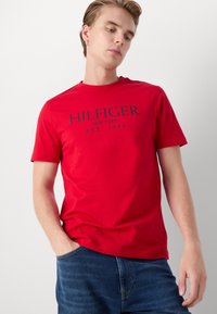 Tommy Hilfiger TEE - T-shirt con stampa - primary red