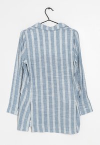 Valkoinen pystysuora raidallinen vaaleansininen pitkähiha-paita, jossa on kauluspaita ja sivuaukot, valmistettu teksturoidusta kankaasta.