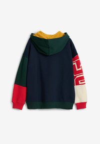 Hoodie mit navyfarbigem Körper, grünen, roten und cremefarbenen Ärmeln, einer mit Gelb gefütterten Kapuze und auffälligen roten Grafiken.