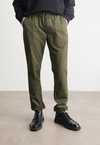 Tommy Jeans AUSTIN - Bukse - fatigue green