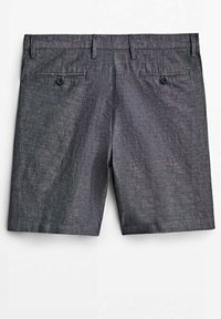 Shorts gris foncé sur mesure avec passants de ceinture et deux poches arrière, chacune sécurisée par un bouton.