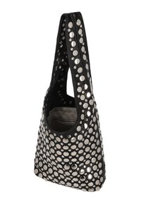 Geantă tote din piele neagră decorată cu ţinte rotunde mari şi mici din argint, având o mâner lat şi un buzunar interior cu fermoar.