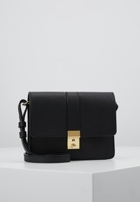 Borsa a tracolla nera in pelle con finitura testurizzata, chiusura in metallo dorato e tracolla regolabile, dotata di chiusura a pattina e forma rettangolare.