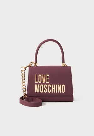 Bordowa skórzana torebka o strukturalnym designie, złociste napisy "LOVE MOSCHINO", pojedyncza rączka u góry oraz odpinany łańcuszek.