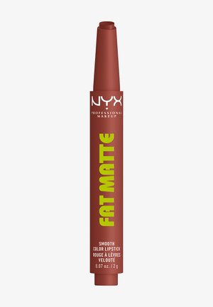 Rouge à lèvres NYX Professional Makeup Fat Matte couleur mate lisse, teinte marron, emballage en forme de crayon fin avec embout à mécanisme de rotation.