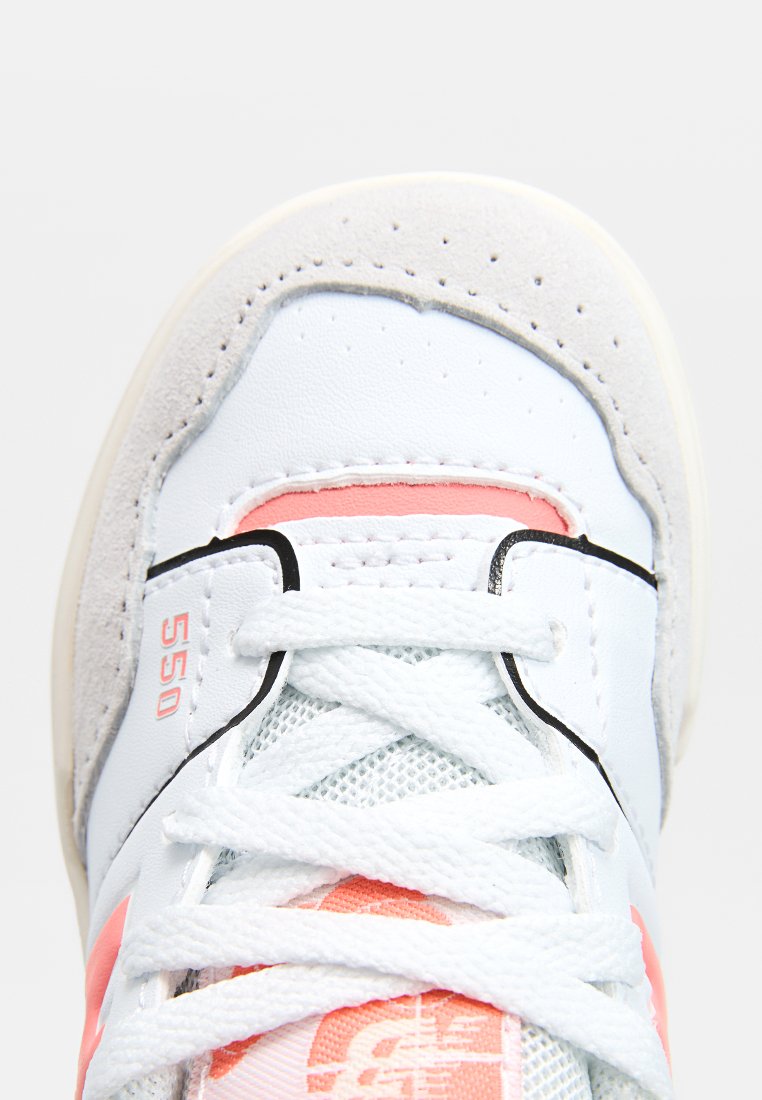 Baskets en cuir bleu clair avec des accents roses, bout en daim gris, détails perforés et lacets blancs. Présente le numéro de modèle 550 sur le côté.