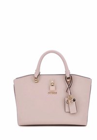 Borsa a mano beige chiaro con forma strutturata, hardware color oro, manici superiori e un ciondolo removibile. Include un logo del marchio sul davanti.