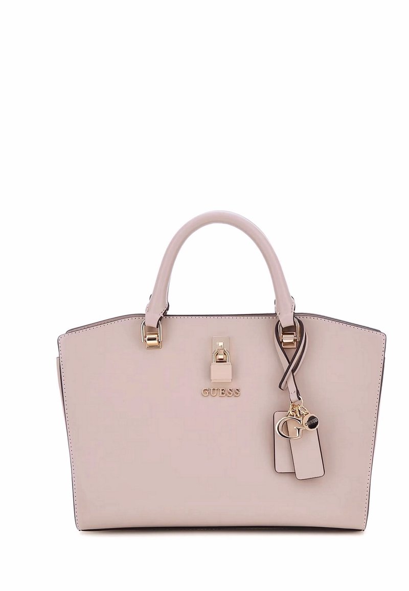 Borsa a mano beige chiaro con forma strutturata, hardware color oro, manici superiori e un ciondolo removibile. Include un logo del marchio sul davanti.