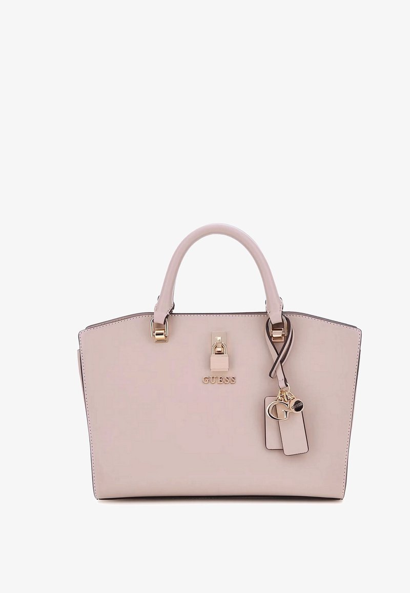 Borsa a mano beige chiaro con forma strutturata, hardware color oro, manici superiori e un ciondolo removibile. Include un logo del marchio sul davanti.