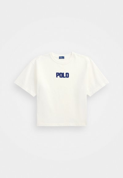 T-shirt branca em algodão com mangas curtas e decote redondo, apresentando o texto em azul bordado "POLO" no peito.