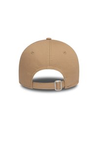 Καφέ καπέλο μπέιζμπολ με σφιχτή πλάτη και κλείσιμο με λουράκι, καθώς και ραμμένες οπές για αερισμό. Υφή από λείο ύφασμα.