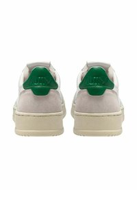 Sneaker in pelle bianca con dettagli in camoscio verde sul tallone, design low-top, pannelli testurizzati e suole in gomma. Presentano un marchio in rilievo sul tallone.