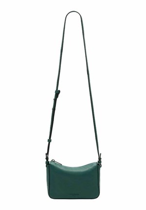 Sac bandoulière en cuir vert à la forme courbe. Doté d'une longue sangle ajustable et d'une fermeture éclair. Texture lisse avec des accents minimalistes.