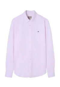 Camisa de botones de manga larga color rosa claro con rayas verticales, cuello apuntado y un pequeño logo bordado en el pecho. Textura de tela suave.