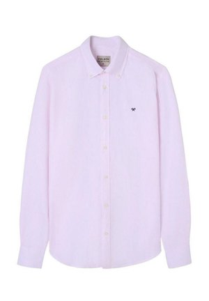 Camisa de botones de manga larga color rosa claro con rayas verticales, cuello apuntado y un pequeño logo bordado en el pecho. Textura de tela suave.