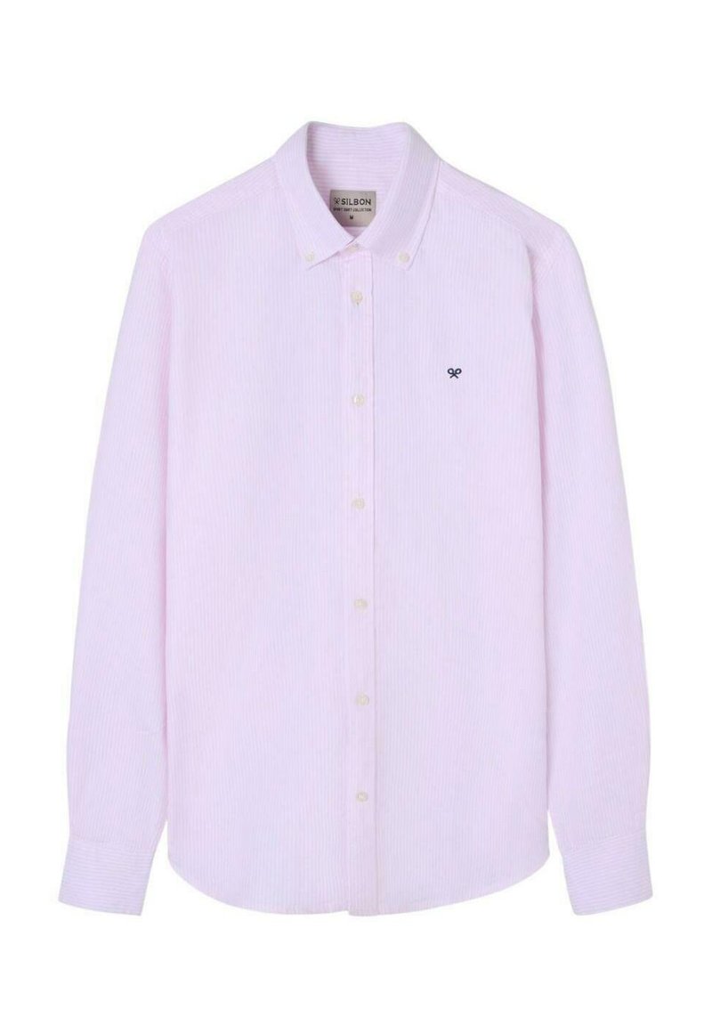 Camisa de botones de manga larga color rosa claro con rayas verticales, cuello apuntado y un pequeño logo bordado en el pecho. Textura de tela suave.